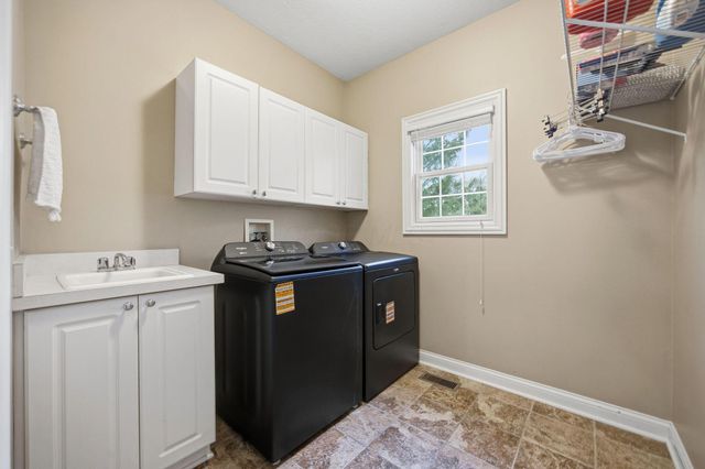 477 Stratshire Lane, Columbus, OH 43230