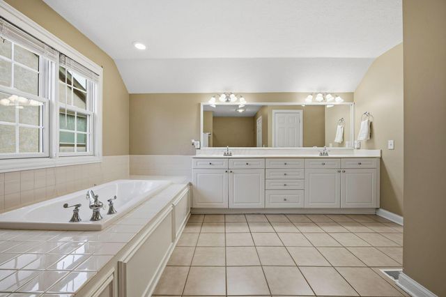 477 Stratshire Lane, Columbus, OH 43230