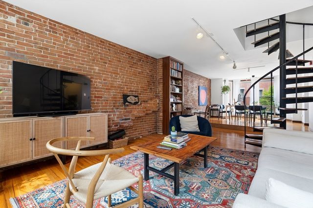 36 Hanson St, Boston, MA 02118