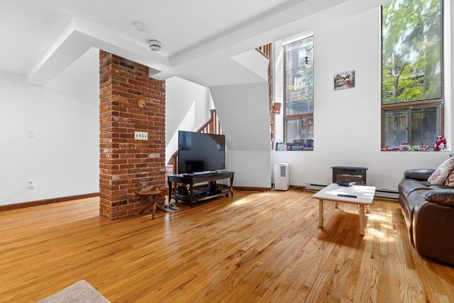 36 Hanson St, Boston, MA 02118