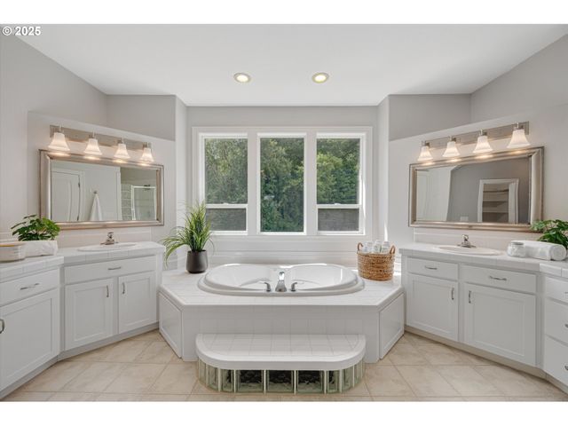 2350 Sw TURNER Rd, West Linn, OR 97068