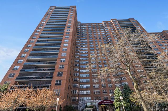 70-25 Yellowstone Boulevard 18K, Forest Hills, NY 11375