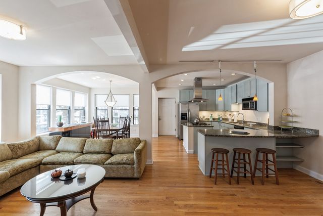 645 W Bittersweet Place 1, Chicago, IL 60613