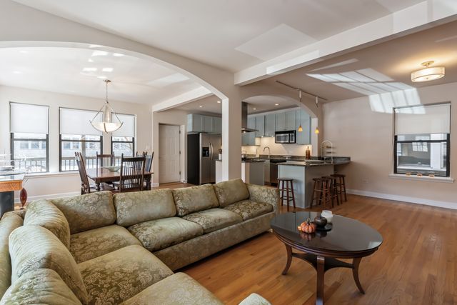 645 W Bittersweet Place 1, Chicago, IL 60613