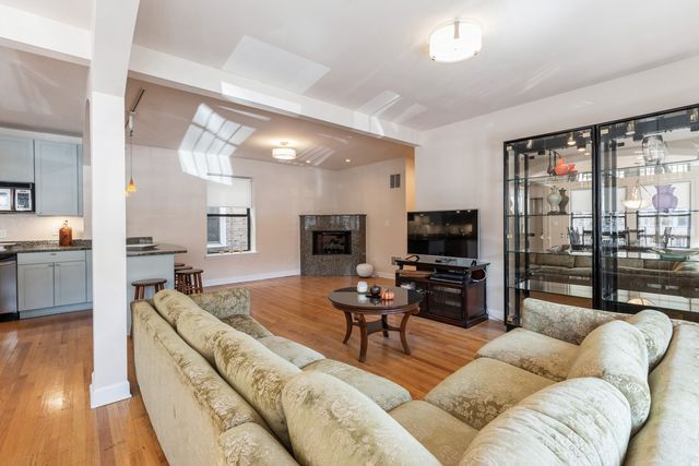 645 W Bittersweet Place 1, Chicago, IL 60613