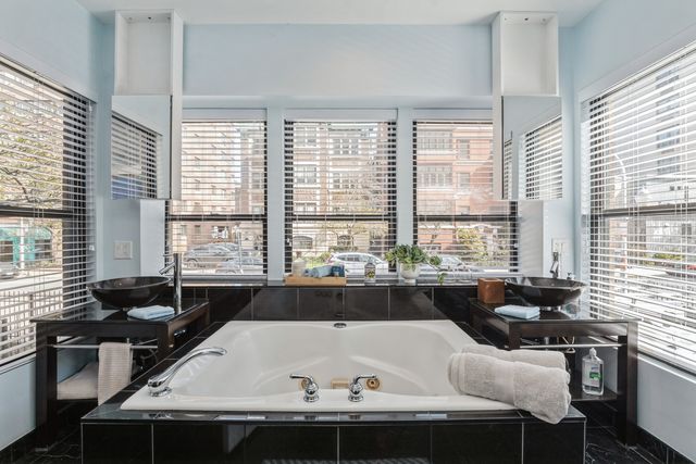 645 W Bittersweet Place 1, Chicago, IL 60613