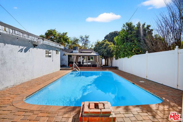 18813 Cantlay Street, Reseda (los Angeles), CA 91335