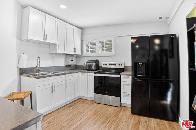 18813 Cantlay Street, Reseda (los Angeles), CA 91335