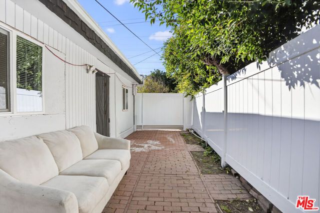 18813 Cantlay Street, Reseda (los Angeles), CA 91335