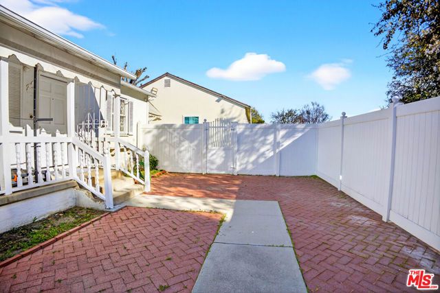 18813 Cantlay Street, Reseda (los Angeles), CA 91335