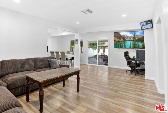 18813 Cantlay Street, Reseda (los Angeles), CA 91335