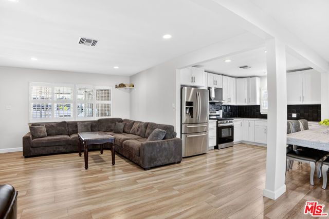 18813 Cantlay Street, Reseda (los Angeles), CA 91335