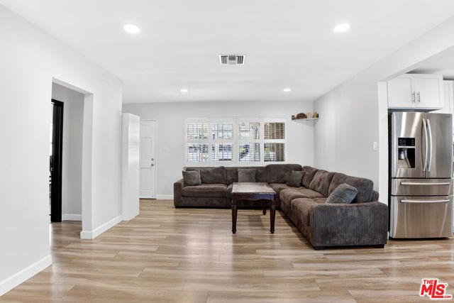 18813 Cantlay Street, Reseda (los Angeles), CA 91335