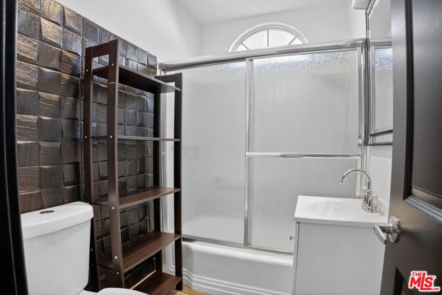 18813 Cantlay Street, Reseda (los Angeles), CA 91335