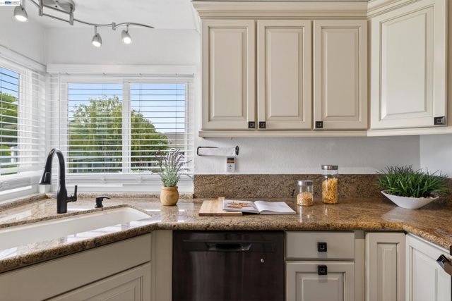 137 PARFAIT LN, Alameda, CA 94502