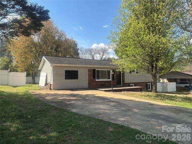 2618 32nd Avenue NE, Hickory, NC 28601