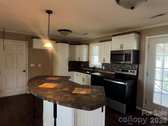 2618 32nd Avenue NE, Hickory, NC 28601
