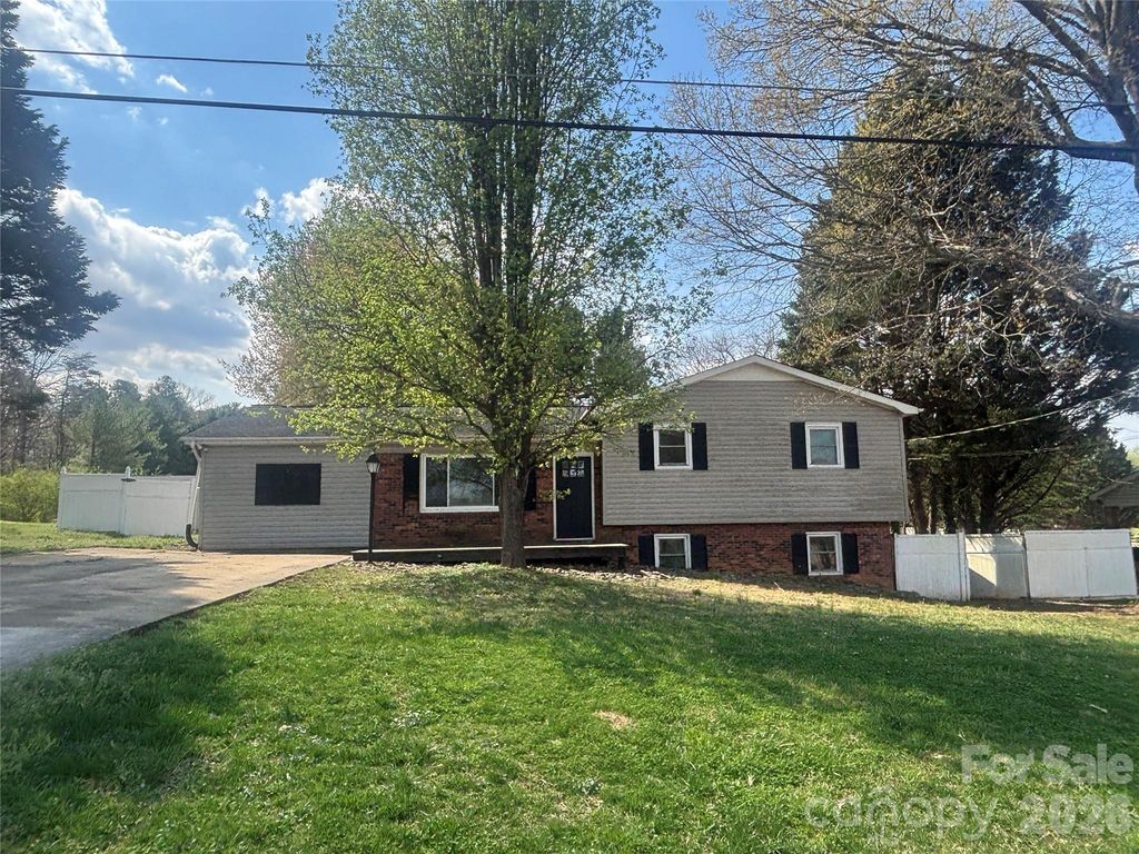 2618 32nd Avenue NE, Hickory, NC 28601