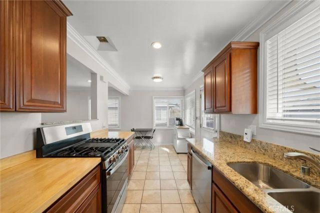 2580 Westminster Avenue, Costa Mesa, CA 92627