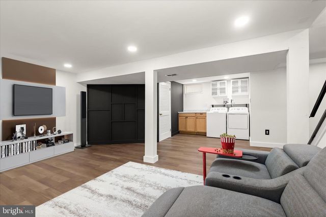 517 WINTERS LN, Baltimore, MD 21228