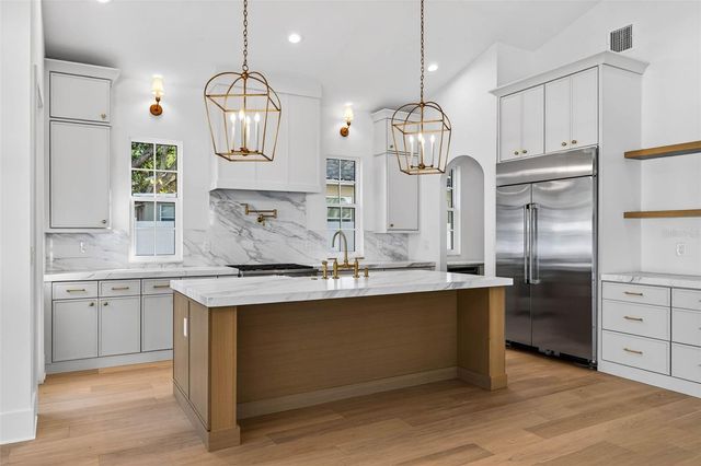 8101 COUNTRY CLUB ROAD N, St Petersburg, FL 33710