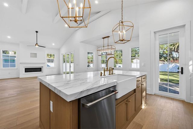 8101 COUNTRY CLUB ROAD N, St Petersburg, FL 33710