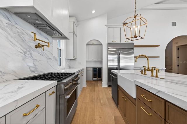 8101 COUNTRY CLUB ROAD N, St Petersburg, FL 33710