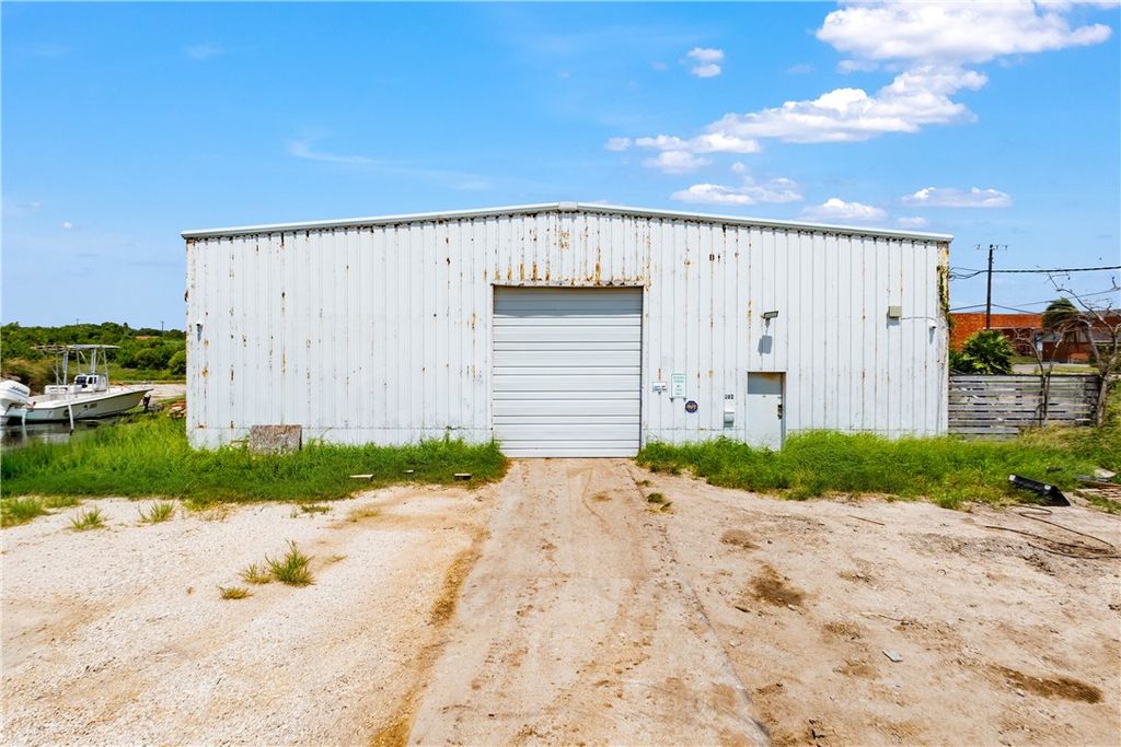 454 N Railroad St, Aransas Pass, TX 78336 — exterior