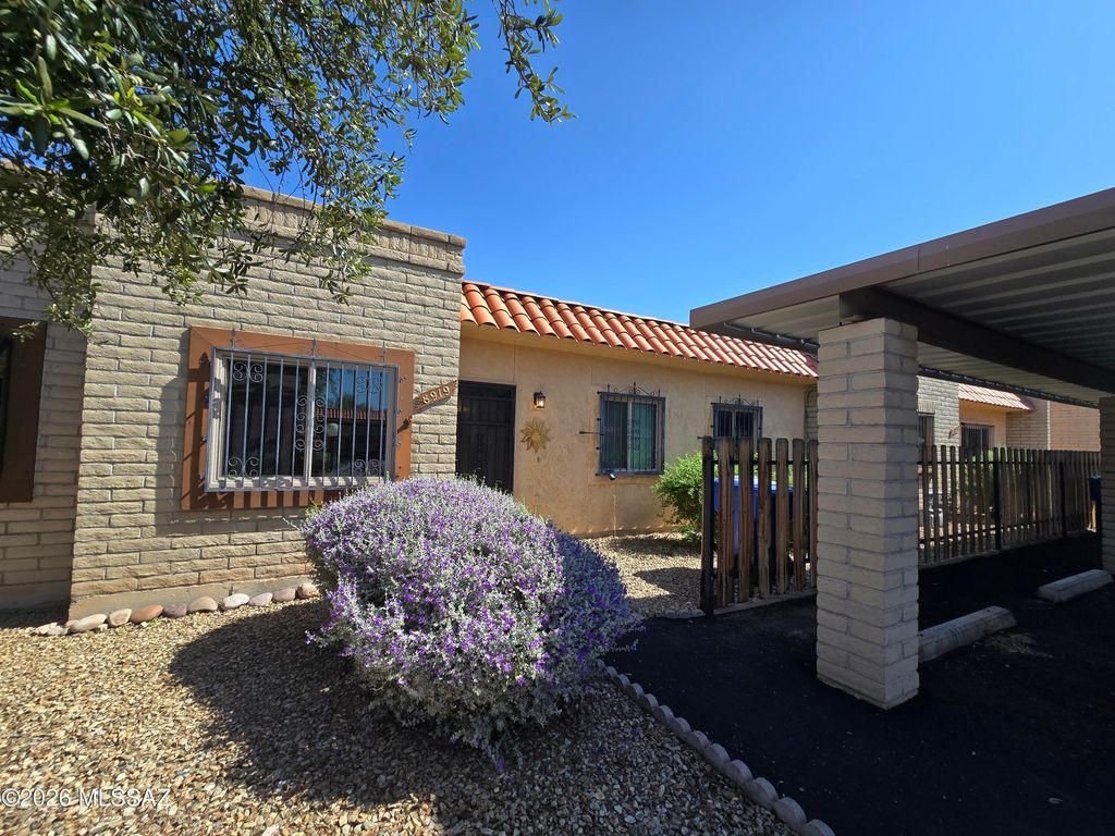 8919 E Calle Norlo, Tucson, AZ 85710