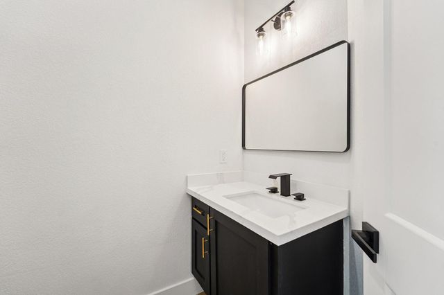 320 E Main Street, La Porte, TX 77571