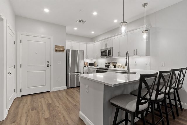 3202 Briarwood Vlg 3202, Clinton, MA 01510