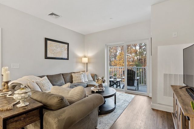 3202 Briarwood Vlg 3202, Clinton, MA 01510