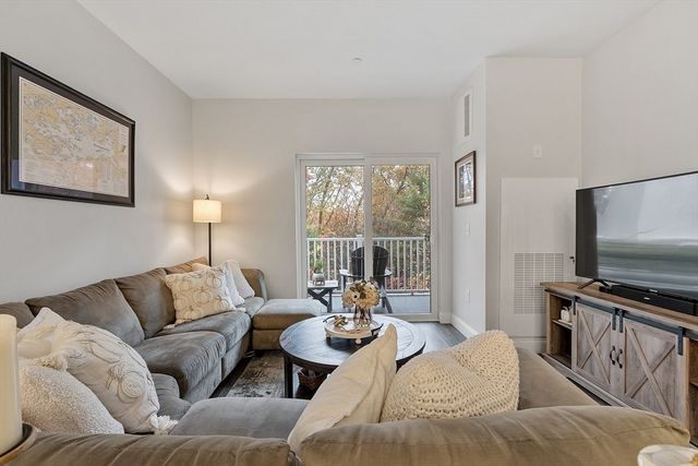 3202 Briarwood Vlg 3202, Clinton, MA 01510