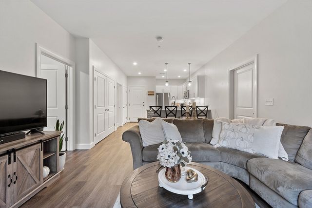 3202 Briarwood Vlg 3202, Clinton, MA 01510