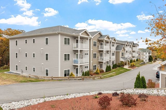 3202 Briarwood Vlg 3202, Clinton, MA 01510