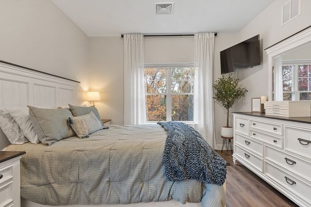 3202 Briarwood Vlg 3202, Clinton, MA 01510