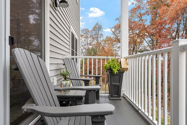 3202 Briarwood Vlg 3202, Clinton, MA 01510