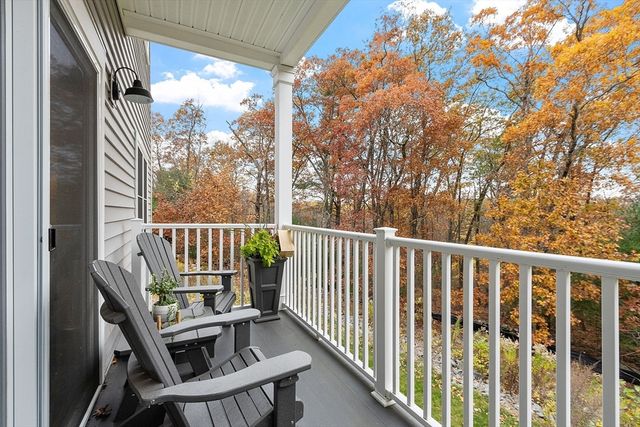 3202 Briarwood Vlg 3202, Clinton, MA 01510