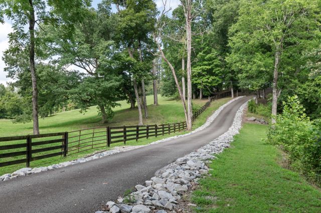 1025 Choate Rd, Dickson, TN 37055