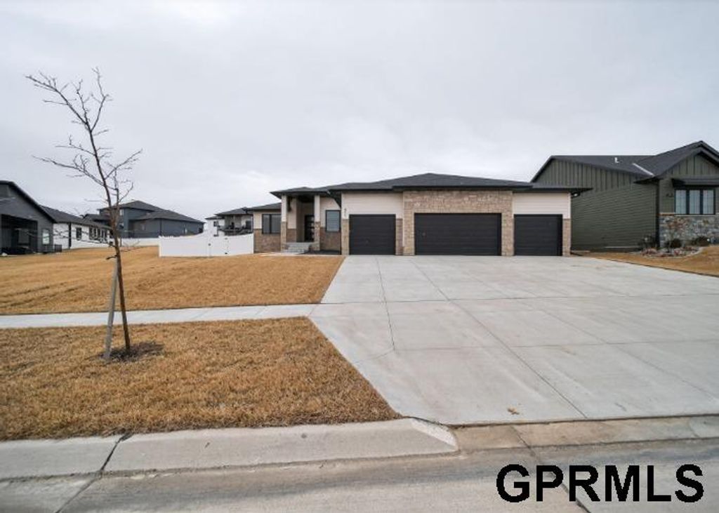 911 N 107Th Street, Lincoln, NE 68527