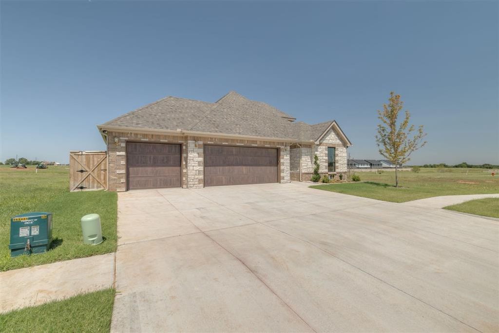 Image 3 of property listing at 19409 S Country Drive, Edmond, OK 73012