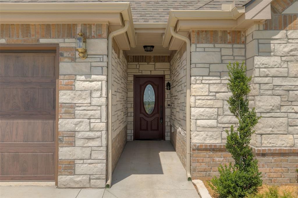 Image 5 of property listing at 19409 S Country Drive, Edmond, OK 73012