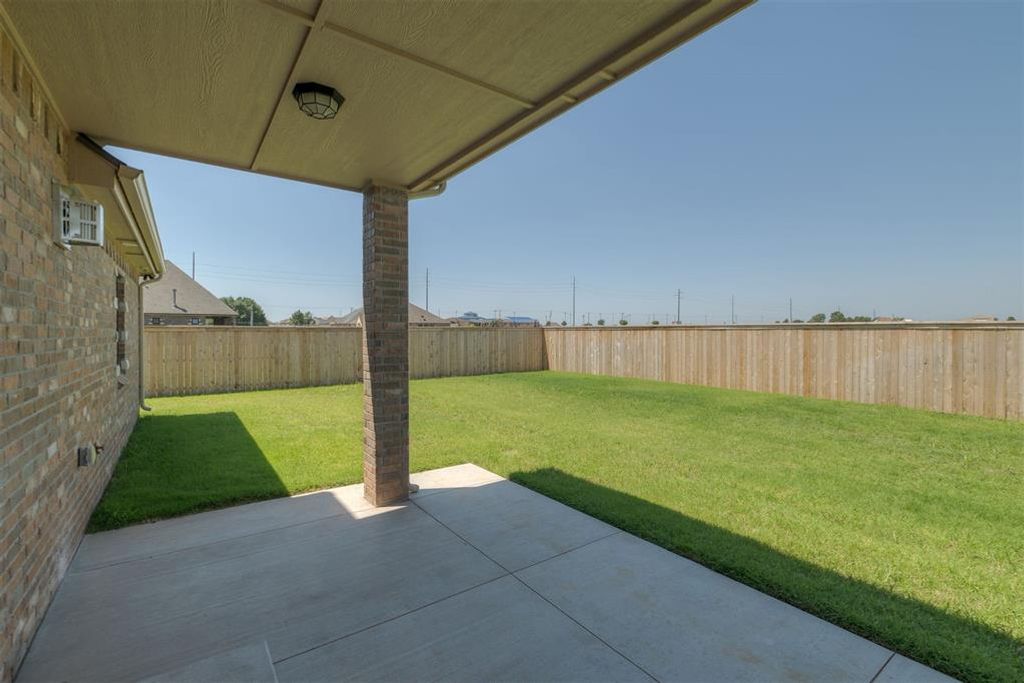 Image 6 of property listing at 19409 S Country Drive, Edmond, OK 73012