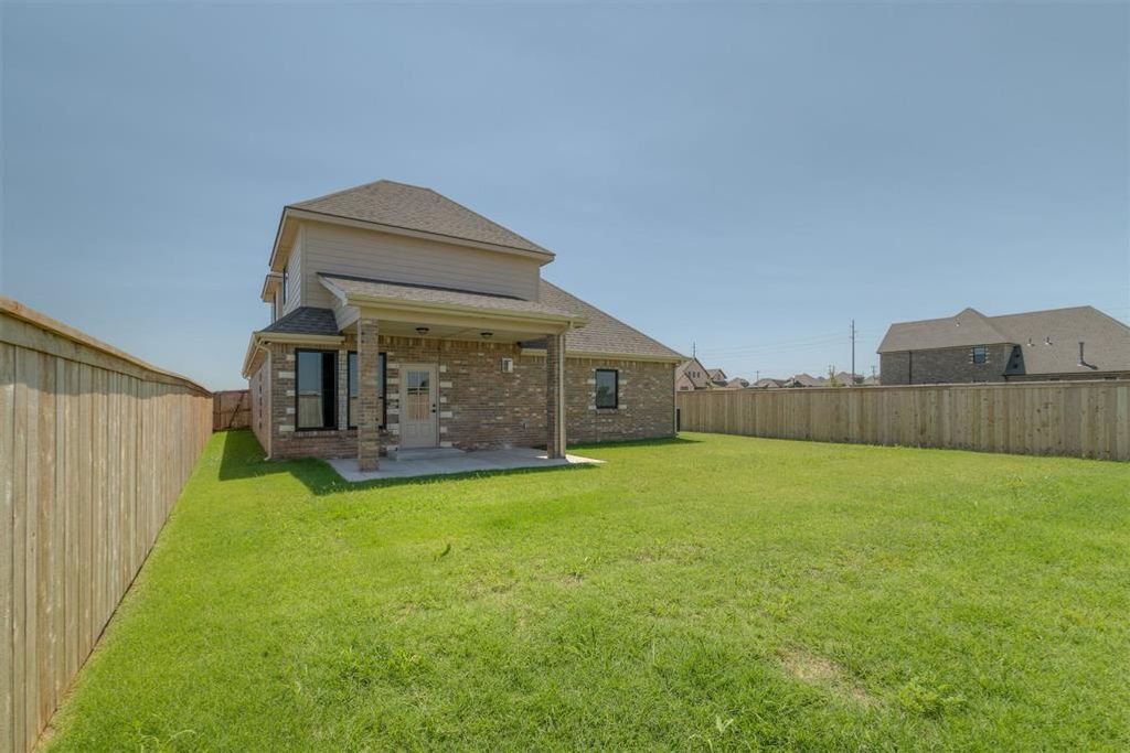Image 8 of property listing at 19409 S Country Drive, Edmond, OK 73012