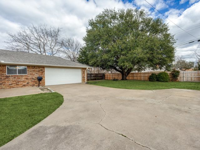 1713 Crescent Drive, Sherman, TX 75092