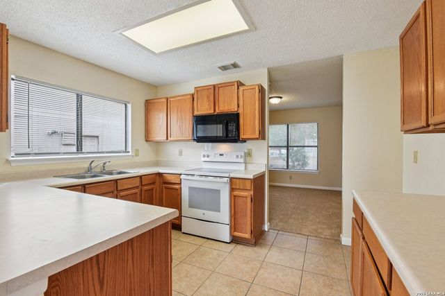 8083 Chestnut Barr, Converse, TX 78109