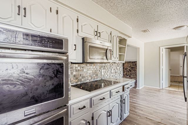 108 Pearly Top Drive, Glenn Heights, TX 75154