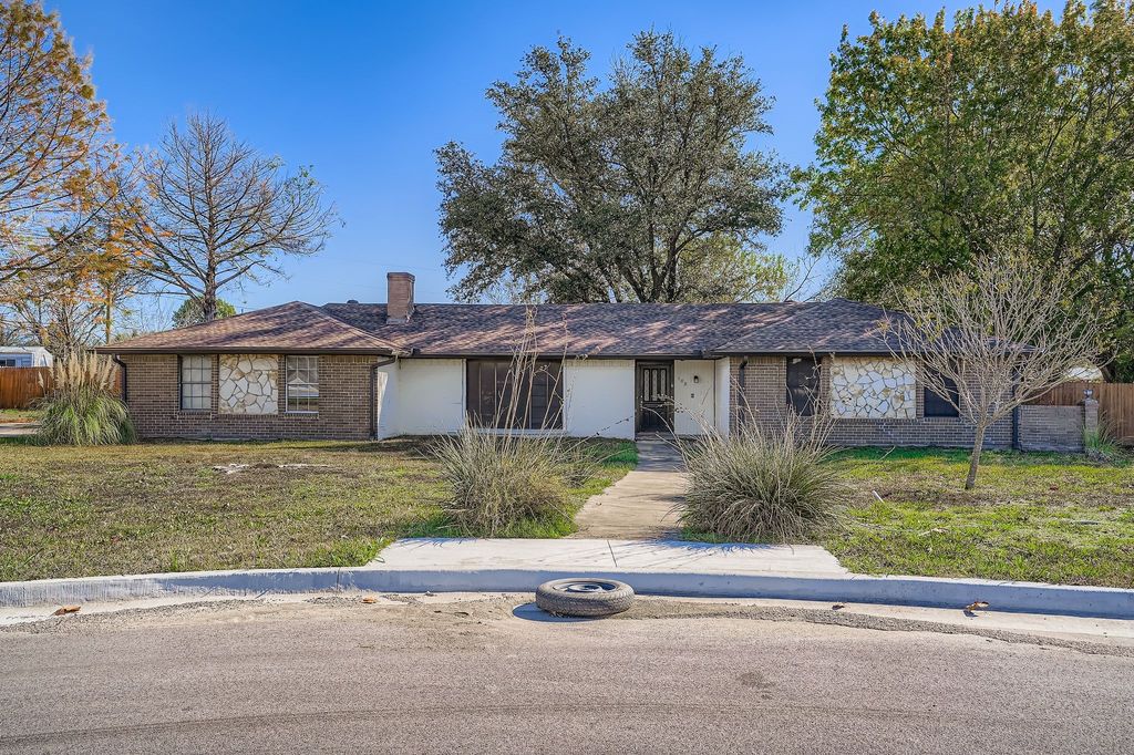 108 Pearly Top Drive, Glenn Heights, TX 75154