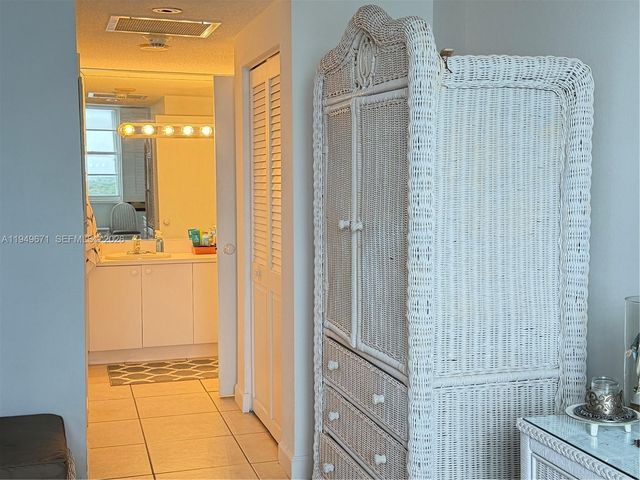 300 Bayview Dr 802, Sunny Isles Beach, FL 33160