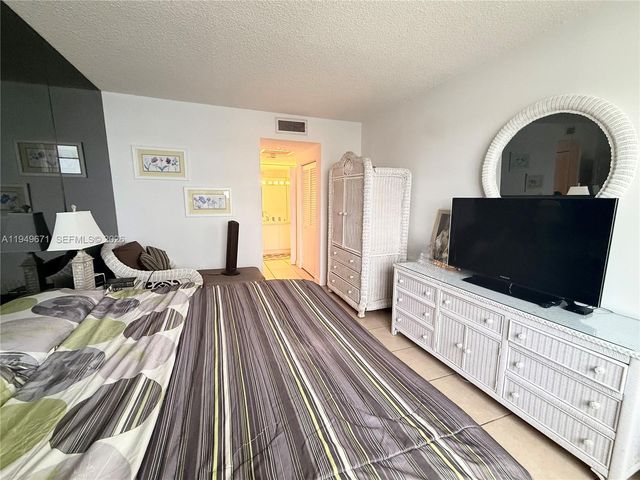 300 Bayview Dr 802, Sunny Isles Beach, FL 33160